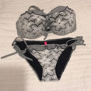 Victoria's Secret Swim - Victoria’s Secret Bikini / 34DD Medium bottom Victoria's Secret Swim - Victoria’s Secret Bikini / 34DD Medium bottom